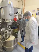 La Secretaría de Educación Distrital verifica procesos de inocuidad alimentaria del PAE en las bodegas de los operadores