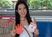 800 manos rojas le dijeron “no” al reclutamiento infantil en el corazón de Cali