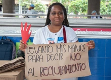 800 manos rojas le dijeron “no” al reclutamiento infantil en el corazón de Cali