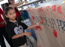 800 manos rojas le dijeron “no” al reclutamiento infantil en el corazón de Cali