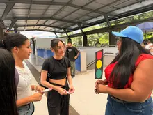 800 manos rojas le dijeron “no” al reclutamiento infantil en el corazón de Cali