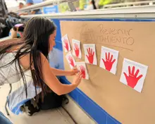800 manos rojas le dijeron “no” al reclutamiento infantil en el corazón de Cali