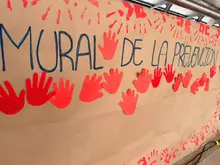 800 manos rojas le dijeron “no” al reclutamiento infantil en el corazón de Cali