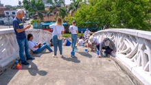 En San Valentín, Cali renovó su cariño al Puente del Arco, con una jornada de amor por lo público