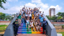 En San Valentín, Cali renovó su cariño al Puente del Arco, con una jornada de amor por lo público