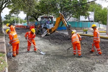 Con maquinaria en obra, la Alcaldía recupera la calle 4B en el sur de Cali
