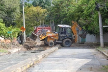 Con maquinaria en obra, la Alcaldía recupera la calle 4B en el sur de Cali