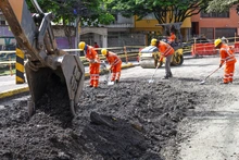 Con maquinaria en obra, la Alcaldía recupera la calle 4B en el sur de Cali