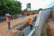 Con la fundición del muro de contención frente al batallón avanza construcción de nueva rotonda de la carrera 80