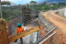 Con la fundición del muro de contención frente al batallón avanza construcción de nueva rotonda de la carrera 80