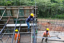 Con la fundición del muro de contención frente al batallón avanza construcción de nueva rotonda de la carrera 80