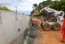 Con la fundición del muro de contención frente al batallón avanza construcción de nueva rotonda de la carrera 80