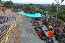 Con la fundición del muro de contención frente al batallón avanza construcción de nueva rotonda de la carrera 80