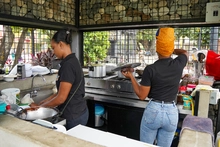 Entrega de módulos comerciales en el Bulevar de Oriente impulsa la economía comunitaria 