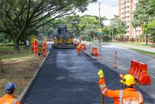Maquinaria amarilla de la recuperación de Cali interviene la Avenida Simón Bolívar