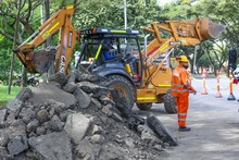 Maquinaria amarilla de la recuperación de Cali interviene la Avenida Simón Bolívar