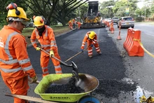 Maquinaria amarilla de la recuperación de Cali interviene la Avenida Simón Bolívar