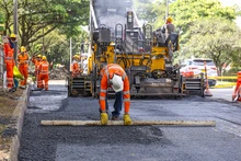 Maquinaria amarilla de la recuperación de Cali interviene la Avenida Simón Bolívar