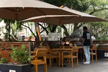 Uso comercial regulado en el Bulevar del Río: ‘Jacaranda’ se acoge a la norma y aporta al cuidado del espacio público