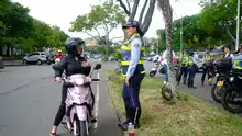 ‘Patrulla Celeste’: mujeres que transforman la movilidad en Cali con empatía y cercanía