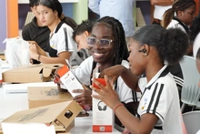 La educación también recupera a Cali: Alcaldía de Alejandro Eder entrega décima sala de bilingüismo en institución oficial