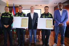 Alcalde Alejandro Eder condecora a cinco policías que evitaron un nuevo atentado terrorista en Cali