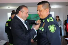 Alcalde Alejandro Eder condecora a cinco policías que evitaron un nuevo atentado terrorista en Cali