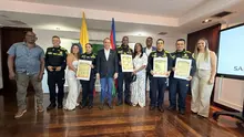 Alcalde Alejandro Eder condecora a cinco policías que evitaron un nuevo atentado terrorista en Cali