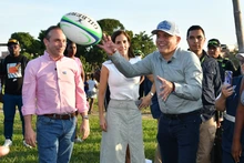 Alcalde Alejandro Eder compartió un entrenamiento de rugby con los jóvenes de la Comuna 13