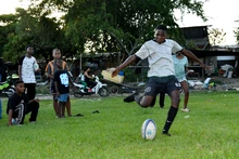 Alcalde Alejandro Eder compartió un entrenamiento de rugby con los jóvenes de la Comuna 13