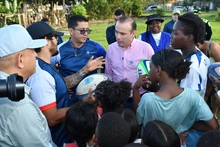 Alcalde Alejandro Eder compartió un entrenamiento de rugby con los jóvenes de la Comuna 13