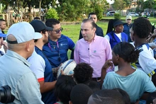Alcalde Alejandro Eder compartió un entrenamiento de rugby con los jóvenes de la Comuna 13