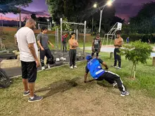 La calle se convierte en gimnasio: jóvenes de la Comuna 5 se activan con el ‘street workout’ en el Polideportivo Dakota