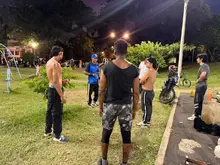 La calle se convierte en gimnasio: jóvenes de la Comuna 5 se activan con el ‘street workout’ en el Polideportivo Dakota