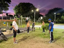 La calle se convierte en gimnasio: jóvenes de la Comuna 5 se activan con el ‘street workout’ en el Polideportivo Dakota
