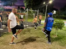 La calle se convierte en gimnasio: jóvenes de la Comuna 5 se activan con el ‘street workout’ en el Polideportivo Dakota