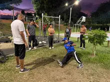 La calle se convierte en gimnasio: jóvenes de la Comuna 5 se activan con el ‘street workout’ en el Polideportivo Dakota