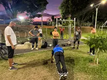 La calle se convierte en gimnasio: jóvenes de la Comuna 5 se activan con el ‘street workout’ en el Polideportivo Dakota