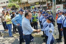 Alcalde Alejandro Eder lidera entrega de cascos a motociclistas para salvar vidas en las vías