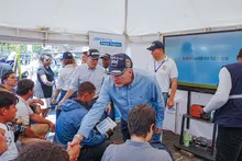 Alcalde Alejandro Eder lidera entrega de cascos a motociclistas para salvar vidas en las vías