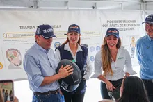 Alcalde Alejandro Eder lidera entrega de cascos a motociclistas para salvar vidas en las vías