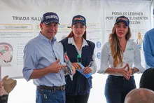 Alcalde Alejandro Eder lidera entrega de cascos a motociclistas para salvar vidas en las vías