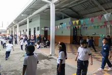 “Esto es lo mejor que pueden hacer por nuestros niños”: profesoras de la Comuna 8 celebran que ‘Invertir para Crecer’ llegó a sus sedes educativas