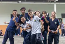 “Esto es lo mejor que pueden hacer por nuestros niños”: profesoras de la Comuna 8 celebran que ‘Invertir para Crecer’ llegó a sus sedes educativas