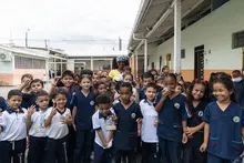 “Esto es lo mejor que pueden hacer por nuestros niños”: profesoras de la Comuna 8 celebran que ‘Invertir para Crecer’ llegó a sus sedes educativas