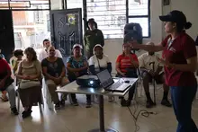 Con jardines polinizadores, la comunidad en Brisas de las Palmas busca mitigar los efectos del cambio climático