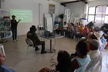 Con jardines polinizadores, la comunidad en Brisas de las Palmas busca mitigar los efectos del cambio climático