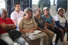 Con jardines polinizadores, la comunidad en Brisas de las Palmas busca mitigar los efectos del cambio climático