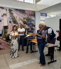 30 vendedores informales de la Terminal de Transportes ahora son ‘Cuidadores del Espacio’: la Alcaldía de Cali los capacitó