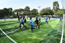 Una cancha que devuelve sueños: Alcaldía entrega renovado escenario deportivo para más de mil niños en la comuna 15